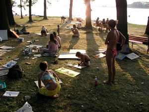 Účastníci workshopů na pláži Ostende