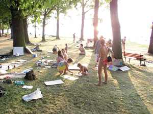 Účastníci workshopů na pláži Ostende