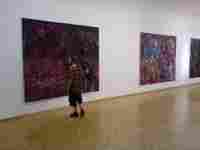 Lukáš Hladík před obrazem Otto Plachta