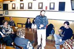 Krátkým proslovem bylo zahájeno čtení v pauzách doprovázené kytarou