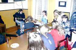 Pohled směrem k hlavnímu dění, M.L.Š. přepíná na televizi své ilustrace