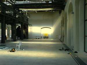 Pohled na Kubovo nedokončené plátno přes půl haly, ještě o mně neví.