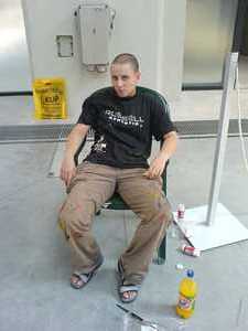 Holohlavá slečna. Nejdřív jsem se jí trochu bál, protože se tak divně dívala, ale pak jsme prohodili i pár slov.