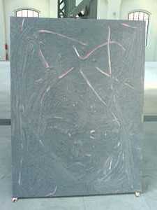 ...a obraz stojící u něj...