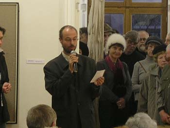 Pan doktor předčítá seznam zúčastněných autorů. Kliknutím se zvětší